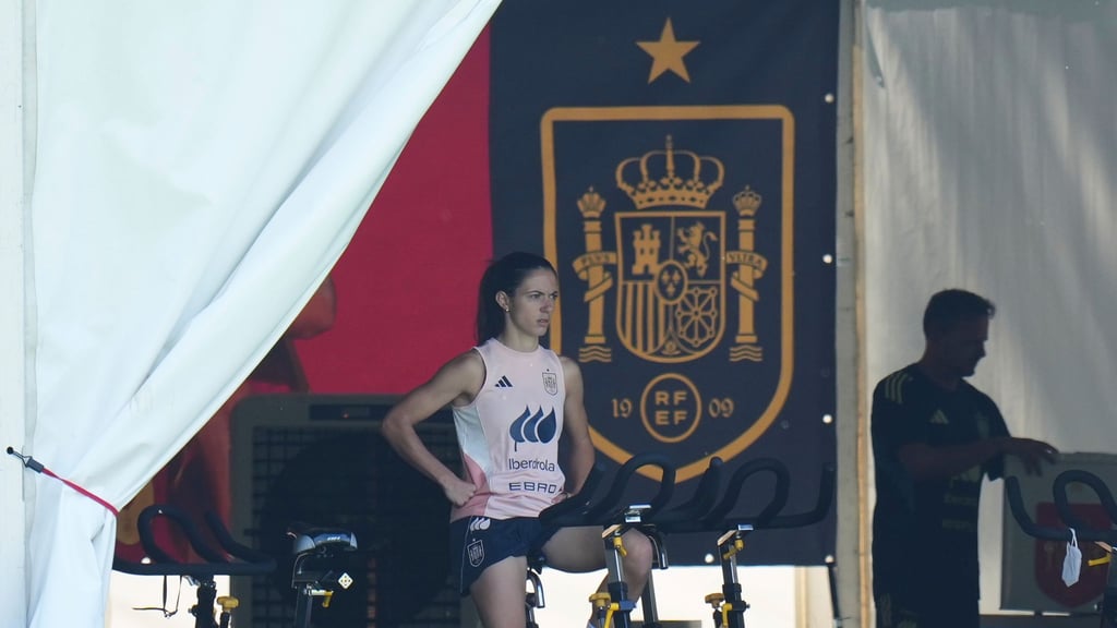 Weltfußballerin Aitana Bonmati ist in Lausanne eingetroffen - und strampelt auf einem Fahrrad-Ergometer in die Pedale.