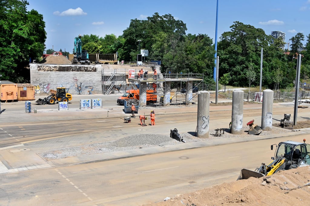 Mitten in der Stadt klafft die Lücke. Die Ringbrücke am Damaschkeplatz fehlt. Seit der Sperrung gibt es viele Umleitungen in Magdeburg. Dennoch werden immer neue Baustellen aufgemacht.
