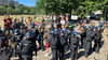 Demonstrierende und Polizisten stehen im Görlitzer Park.
