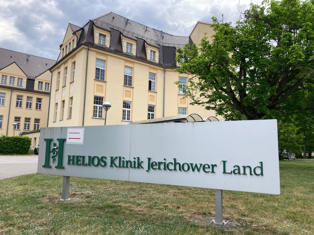 Die Helios Klinik Jerichower Land ist im westlichen Bereich von Burg an der August-Bebel-Straße zu finden. Hier wird auch ein Medizinisches Versorgungszentrum - kurz MVZ - betrieben.