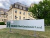 Die Helios Klinik Jerichower Land ist im westlichen Bereich von Burg an der August-Bebel-Straße zu finden. Hier wird auch ein Medizinisches Versorgungszentrum - kurz MVZ - betrieben.