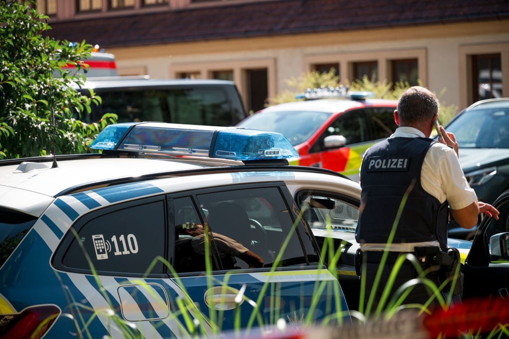 Zahlreiche Kräfte von Polizei und Rettungsdienst rückten aus.