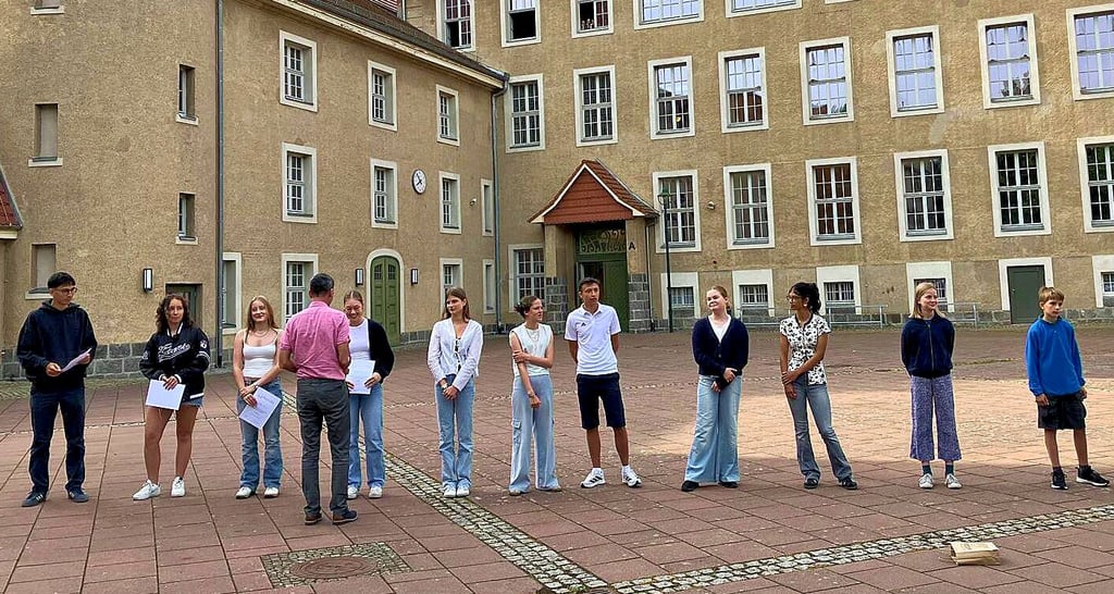 Der schulfachliche Koordinator Tobias Burggraf zeichnete zum Schuljahresabschluss die Jahrgangsbesten am Gymnasium Havelberg aus: Lydia Winkelmann (Klasse 5.1), Lukas Winkler (5.2), Rania Heidel und Sarah Bernhardt (6.1), Lotta Radtke (6.2), Martha Hallmann und Justin Röder (7), Lilly Hetke (8), Alea Rehhahn (9), Jennifer Wege (10.1), Vivien Hähnel (10.2) sowie Josef Heidel (11).