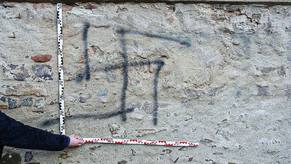 Hakenkreuzschmierereien, wie hier an der Marienkirche in Haldensleben, sind im ganzen Landkreis immer häufiger zu sehen.