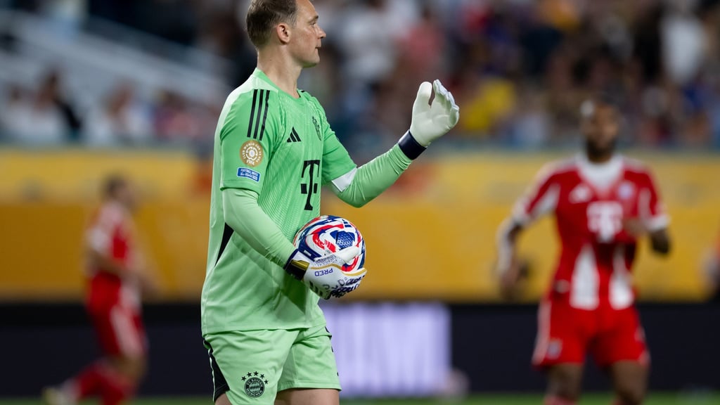 Torhüter wie Manuel Neuer dürfen den Ball acht Sekunden in der Hand halten.