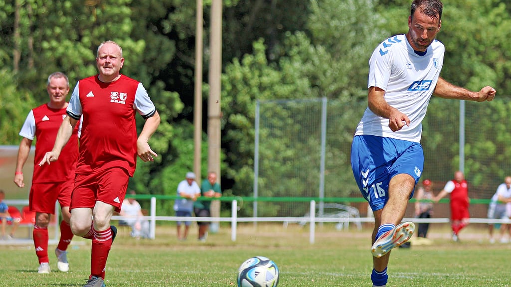Höhepunkt beim Vereinsjubiläum: Die Alten Herren von Saxonia Gatersleben spielen gegen die Traditionsmannschaft des 1. FC Magdeburg.