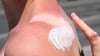 Bei Sonnenbrand ist Hautpflege gefragt: Feuchtigkeitsspendende Lotionen mit Aloe vera helfen der geschädigten Haut.
