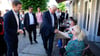 Frank-Walter Steinmeier kam auf seinem Stadtrundgang durch Neuruppin mit vielen Menschen ins Gespräch.
