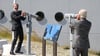 Gute Laune und Sonnenschein: Schwedens König Carl Gustaf (rechts) scherzt mit Dänemarks König Frederik.