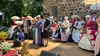 Der Baron von Ende führt die barocke Gartengesellschaftan. 