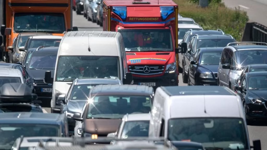 Erst stoppte ein 30 Jahre alter Mann aus Bernburg den Verkehr auf der A14 bei Magdeburg, dann starb er plötzlich.