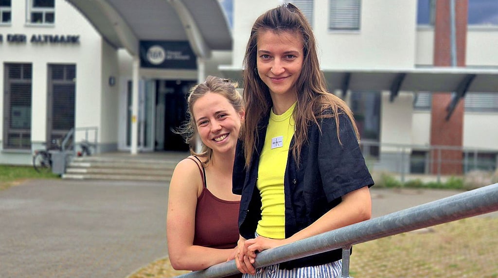 Natalie Rothenbächer (links) und Alina Baranowski inszenieren mit vier weiteren Studenten der Schauspielregie aus Berlin am Theater in Stendal ein Stück zum Untergang der Titanic.