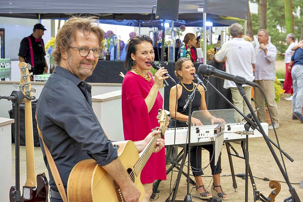 „Bella Acoustic Vibes“ aus Halle boten beste Unterhaltung zum Sommerfest des Kurt-Weill-Festes.
