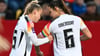 Giulia Gwinn (l.) trägt die Regenbogenbinde bei der EM