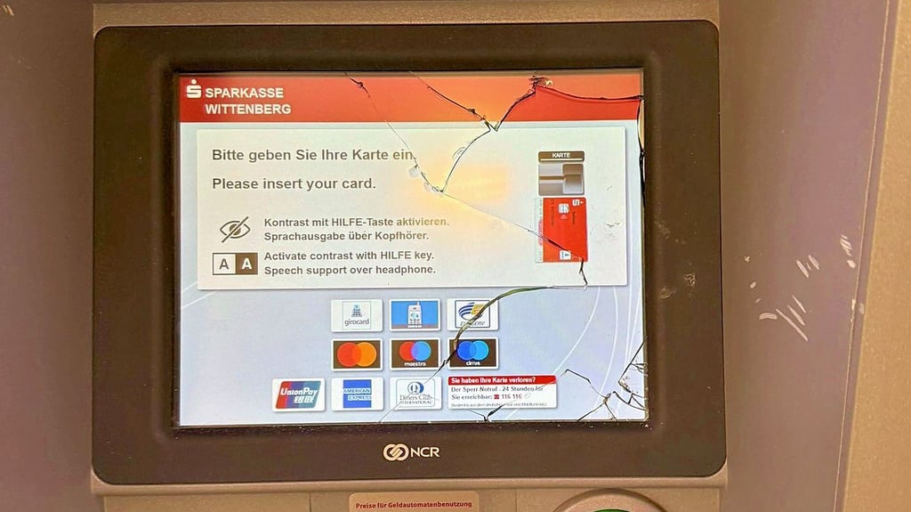 Das zerstörte Automatendisplay in der Sparkassenfiliale Annaburg. Die Geldausgabemachine ist derzeit nicht nutzbar.