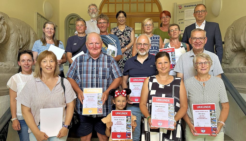 Sie alle dürfen sich von nun an „Kulturkonsule des Salzlandkreises" nennen. Die Auszeichnungen verlieh ihnen Landrat Markus Bauer (rechts hinten).