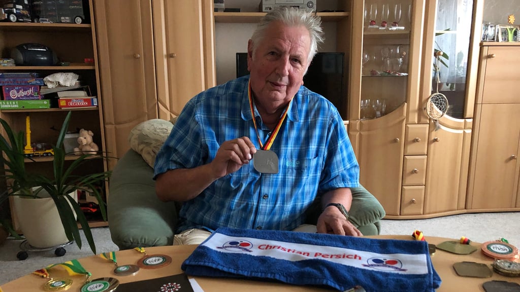 Christian Persich aus Teuchern zeigt seine Medaillensammlung im heimischen Wohnhzimmer. Besonders stolz ist er auf seine Silbermedaille, die er bei der Deutschen Meisterschaft der Senioren im Juni in Erfurt gewonnen hat.