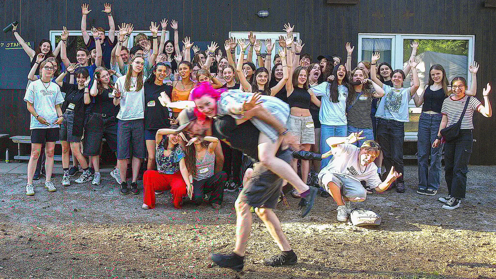 Spaß zur Eröffnung des Jugendfilmcamps Arendsee 2025: Technikchef Giovanni Zeitz trug Starter-Betreuerin Ronja Reichelt Huckepack. Sehr zur Begeisterung der Teilnehmer und weiterer Helfer.