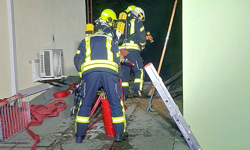 Einen Schwelbrand am Vordach bekämpften die Einsatzkräfte in Alsleben.