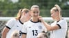 Kapitänin und Kümmerin: Giulia Gwinn (r).