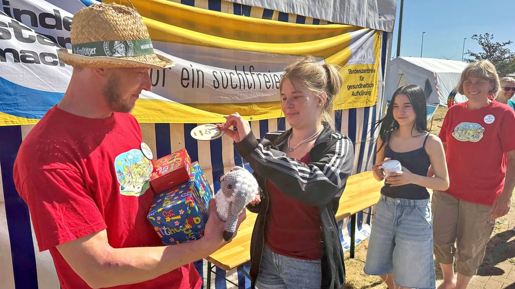 Geburtstagskind Tim Hellbach (links) bekommt von den anderen Helfern und Betreuern im Rahmen der Eröffnung Geschenke überreicht. Auch er darf zu seinem Ehrentag mit die Piratenflagge hissen.