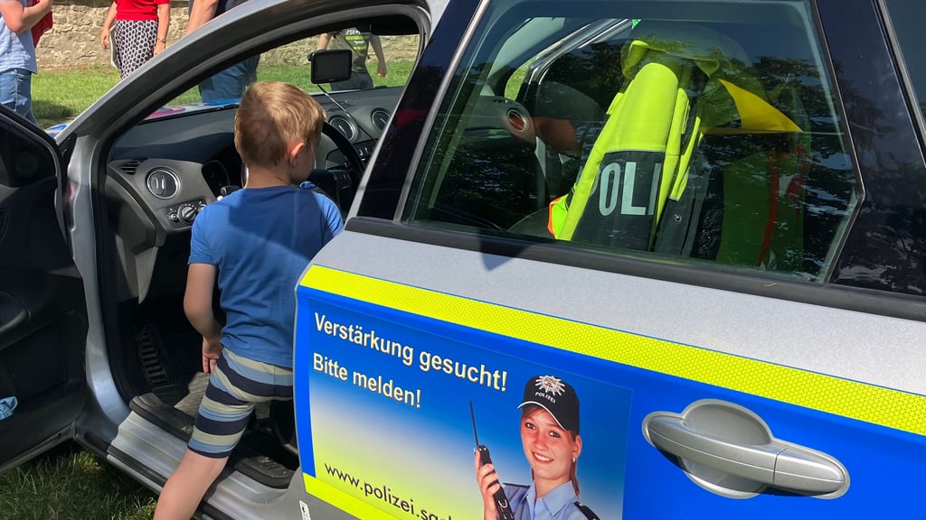 Regionalbereichsbeamte besuchen zum Beispiel auch auch Kindergärten -- wie hier die Kita in Hedersleben bei einem Sommerfest.