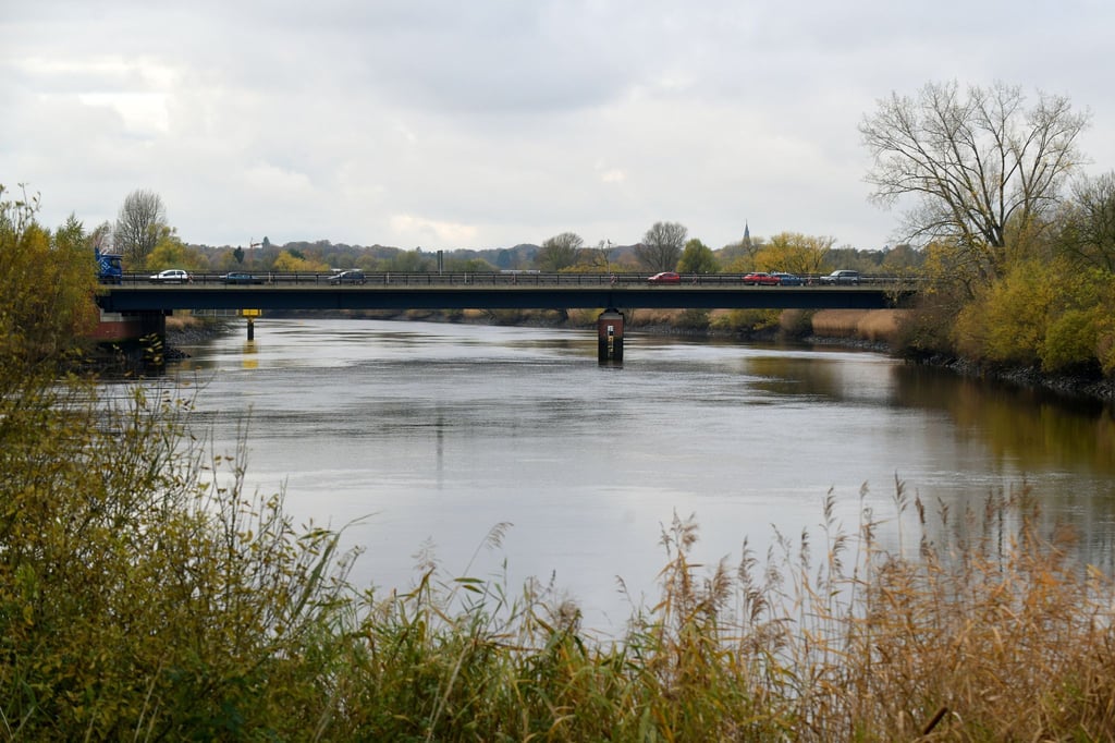 Die Lesum fließt in Bremen in die Weser. In dem Fluss ist ein 13-Jähriger ertrunken. (Symbolfoto)