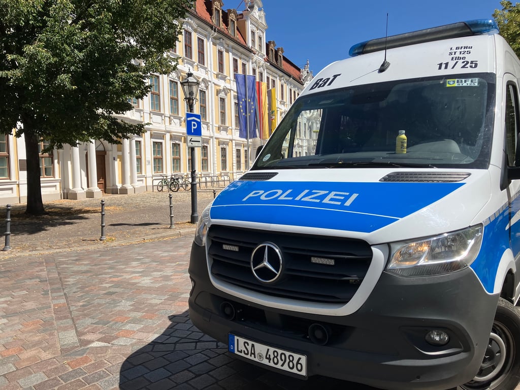 Der Landtag ist von Polizeiwagen umstellt, im Inneren durchsuchen Dutzende Beamte Büros.