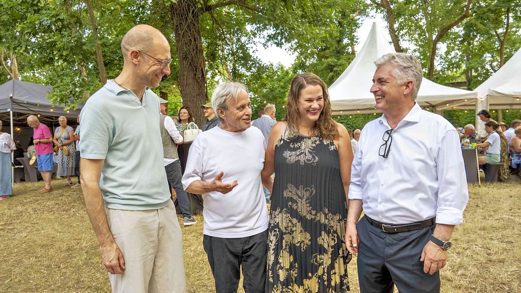Bestes Wetter, lockere Athmosphäre beim Sommerfest der Kurt-Weill-Gesellschaft. Präsident Thomas Markworth und die Künstlerischen Leiter Constanze Mitter und Gerhard Kämpfe im Gespräch mit Sebastian Weber, Artist-in-Residence 2026 (v.r.n.l.).