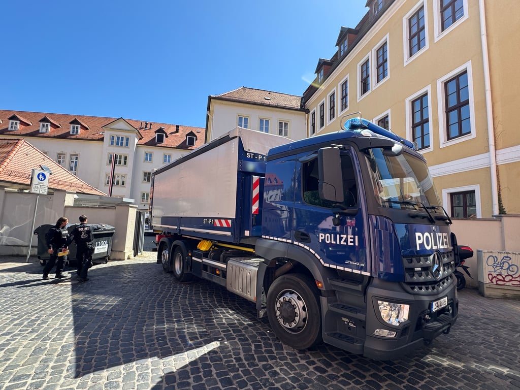 Der Zugang zum Landtagsgebäude wurde am Dienstagvormittag abgeriegelt. grund ist eine Razzia bei den Fraktionen CDU, SPD und AfD wegen des Verdachts der Untreue.