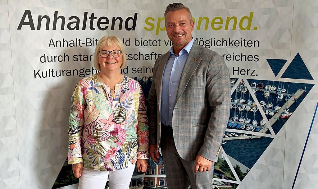 Bärbel Wohmann wird von Landrat Andy Grabner verabschiedet.