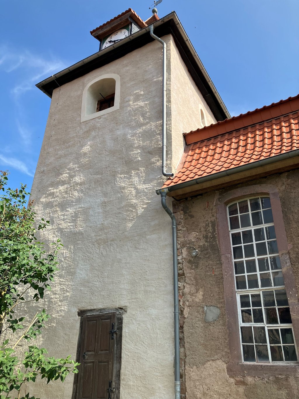 Der romanische Kirchturm Sittendorf wurde komplett saniert.