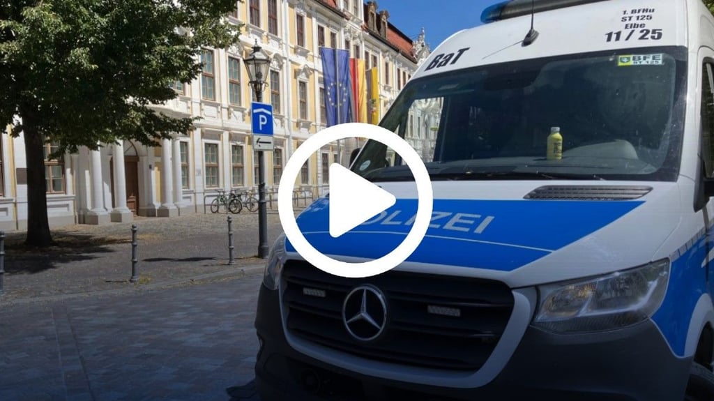 Der Landtag ist von Polizeiwagen umstellt, im Inneren durchsuchen Dutzende Beamte Büros.