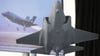 Das Modell des amerikanischen Tarnkappenbombers F35 - in Weeze soll künftig dessen Rumpfmittelteil gefertigt werden.