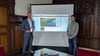 Oberbürgermeister Bastian Sieler (links) und Oliver Wiedenhöver  präsentieren die neue Webseite der Hansestadt Stendal.