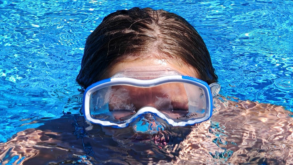 Kinder lieben es im Wasser! Wenn Familien öfter ins Freibad gehen, lohnt sich ein Blick auf die Preise und mögliche Vergünstigungen.