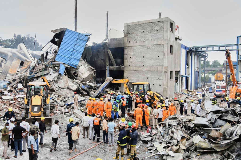 Rettungskräfte suchen nach einer Explosion und einem Brand in einer Pharmafabrik in einem Industriegebiet in der Nähe von Hyderabad nach Überlebenden. (Foto Archiv)