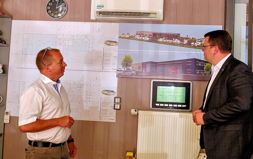 Unternehmer Roy Barabas (l.) erläutert Landrat Christian Tylsch die Baupläne für das neue Caravan-Center am Ortseingang von Griebo in Wittenberg.