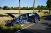 Beide Autos wurden durch die Kollision stark beschädigt, eines landete nach einem Überschlag auf dem Dach.