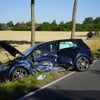 Bei dem Unfall auf der B183 wurden beide Autos stark beschädigt, eines landete nach einem Überschlag auf dem Dach.