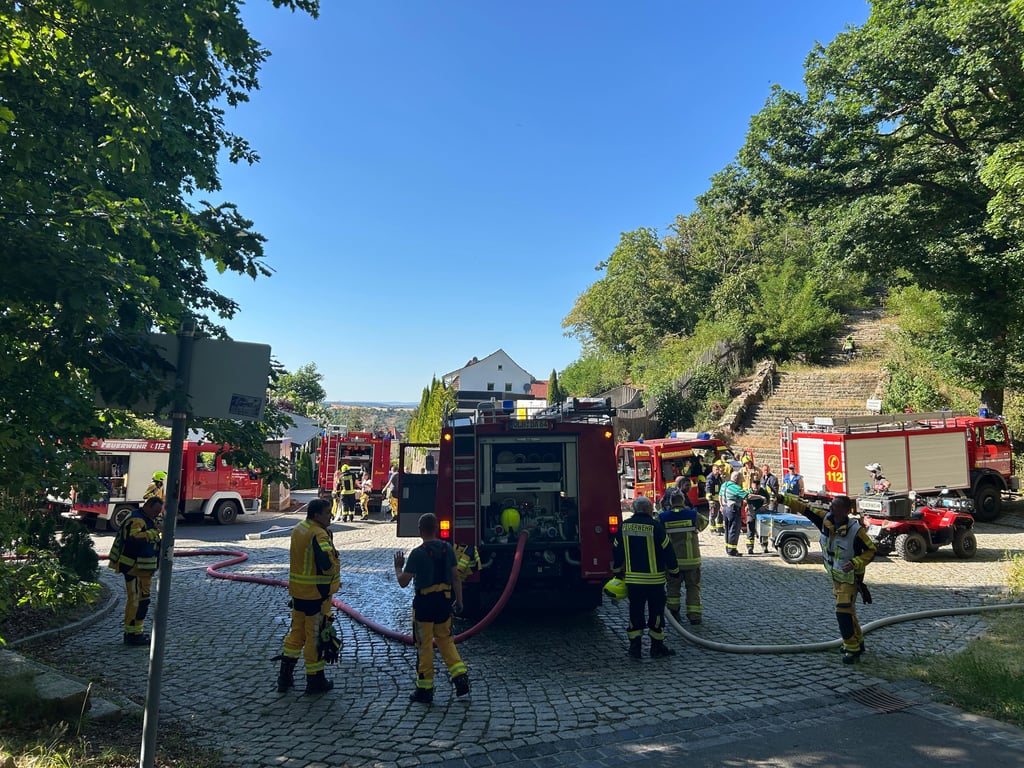 Feuerwehrleute machen sich am Klubhaus für ihren Einsatz bei einem Waldbrand nahe Thale im Harz bereit.