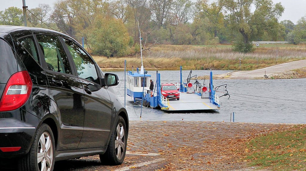Gestoppt wegen Niedrigwassers wurde jetzt der Fährbetrieb in Barby.