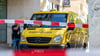 Polizisten stehen am Kurfürstendamm an einem Geldtransporter.