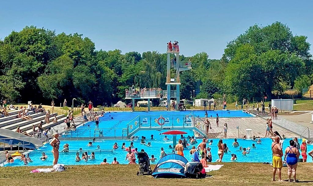 Das Nordbad in Halle st bei dem sonnigen Wetter sehr gut besucht.