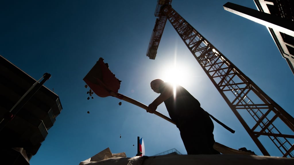 Menschen, die draußen und in körperlich anstrengenden Berufen arbeiten, sind Sonne ausgeliefert. Die Folge können Hitzeerkrankungen sein.