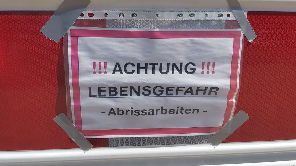 "Achtung Lebensgefahr" steht an der Absperrung am Elberadweg in der Magdeburger Innenstadt.