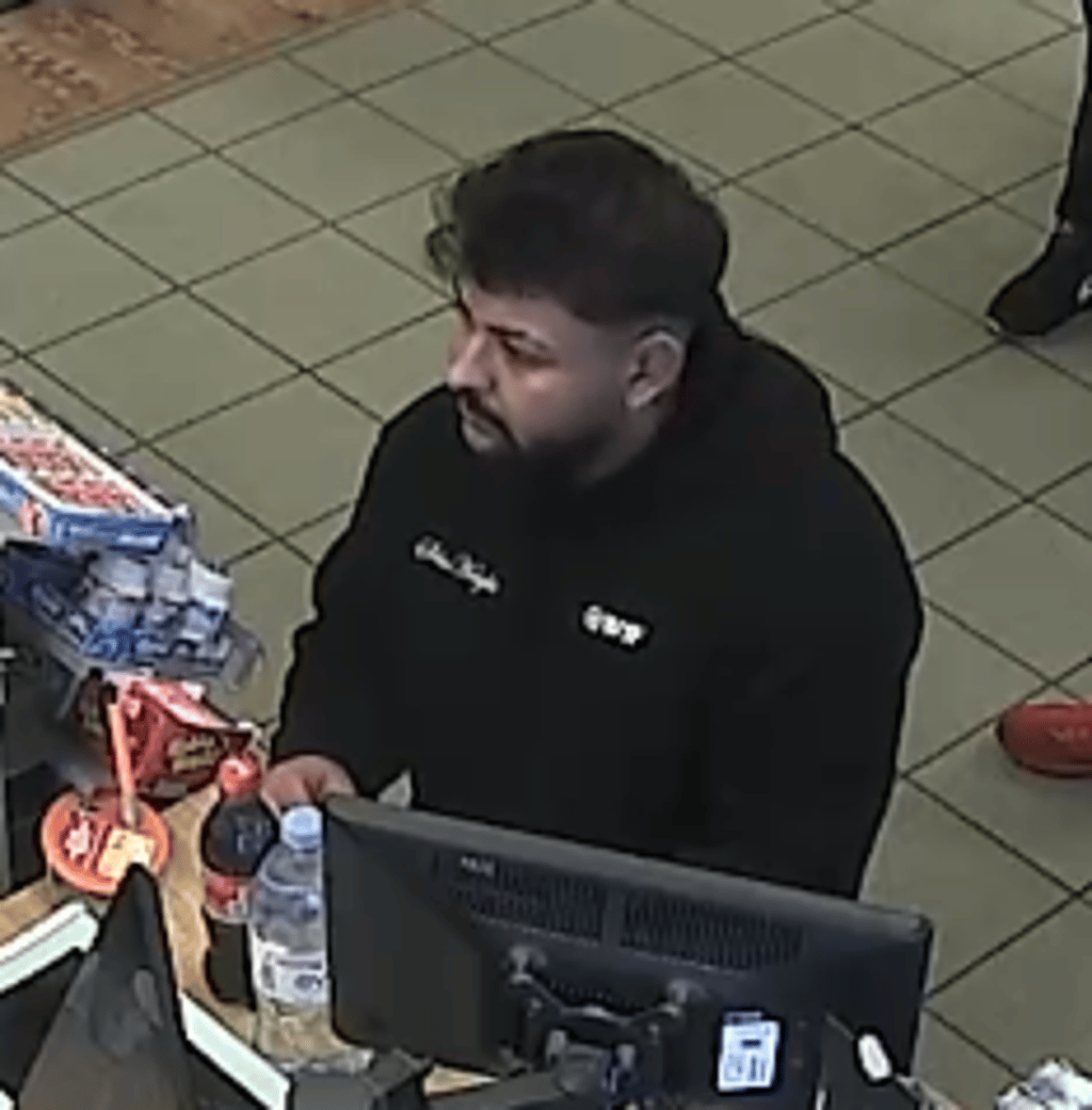 Der Mann wird nach dem Diebstahl in einer Shell-Tankstelle von der Polizei gesucht.