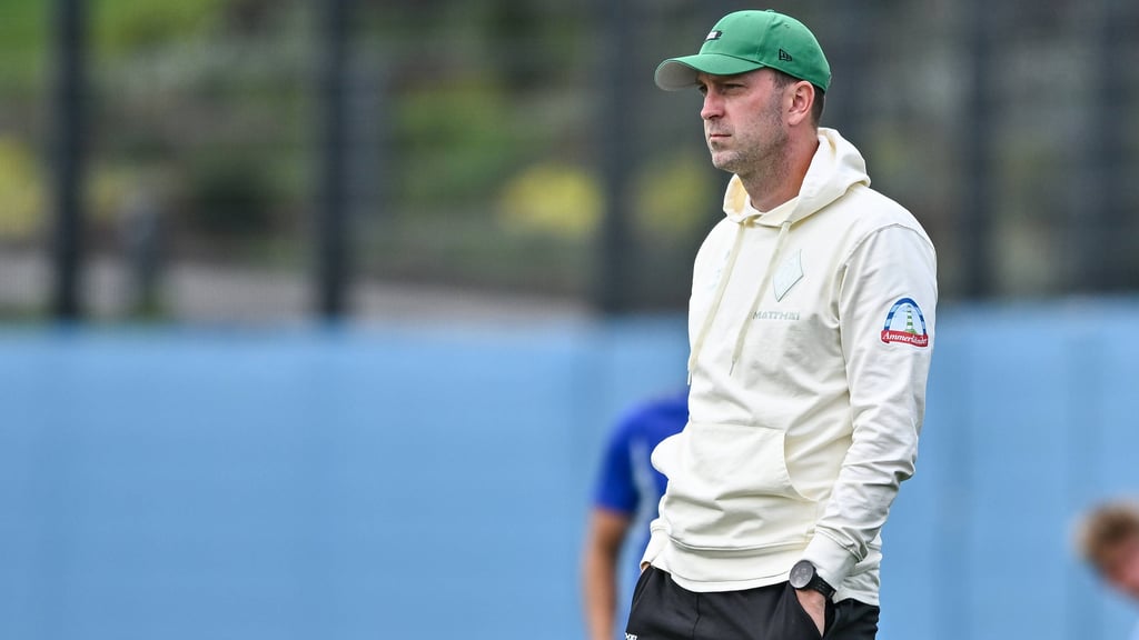 RB Leipzigs neuer Trainer Ole Werner verfolgt ein Testspiel seines alten Klubs Werder Bremen