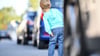Statt Handgesten zu machen besser bremsbereit und mit angepasster Geschwindigkeit an Kindern am Straßenrand vorbeifahren.