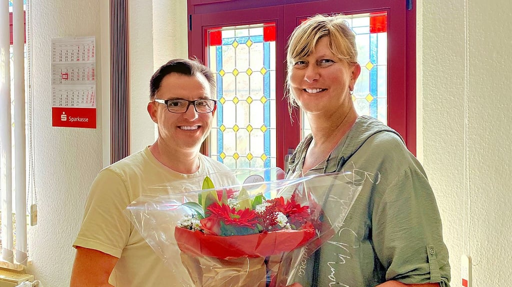 Der Bürgermeister der Stadt Hecklingen, Hendrik Mahrholdt, bedankte sich bei Alexandra Schließer für ihr Engagement in der Grundschule mit einem Blumenstrauß.